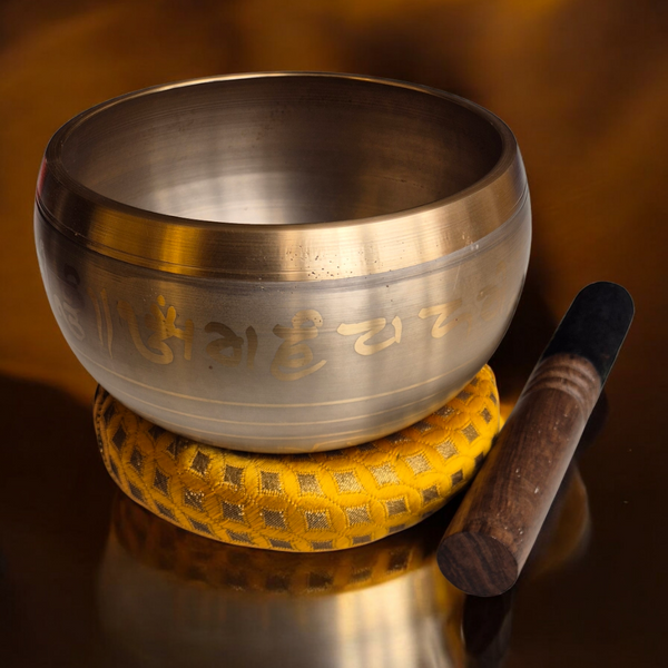 Bol tibétain en métal gravé avec marteau, symbole de méditation bouddhiste et philosophie tibétaine