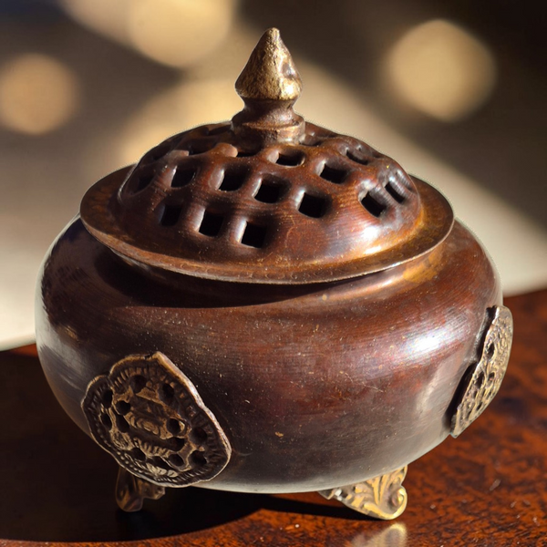 Brûle-encens bouddhiste en métal avec motifs tibétains et grille ajourée pour la méditation