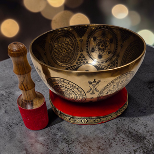 Bol tibétain en bronze avec symboles bouddhistes, marteau en bois et coussin rouge pour méditation