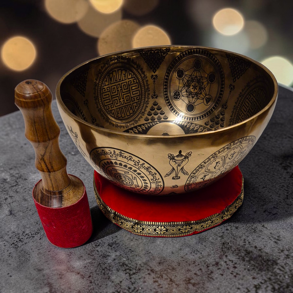 Bol tibétain en bronze avec symboles bouddhistes, marteau en bois et coussin rouge pour méditation