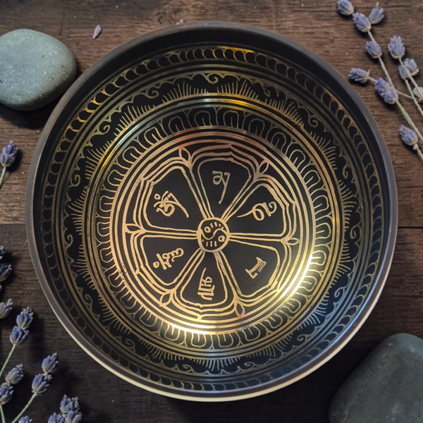 Bol tibétain gravé avec mantra Om Mani Padme Hum, symbole bouddhiste, sur bois avec lavande