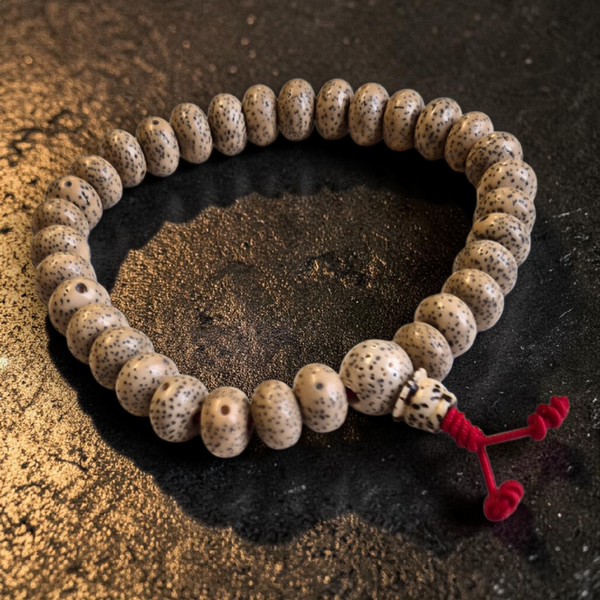 Bracelet de méditation bouddhiste en perles naturelles avec nœud rouge, symbole de la philosophie tibétaine
