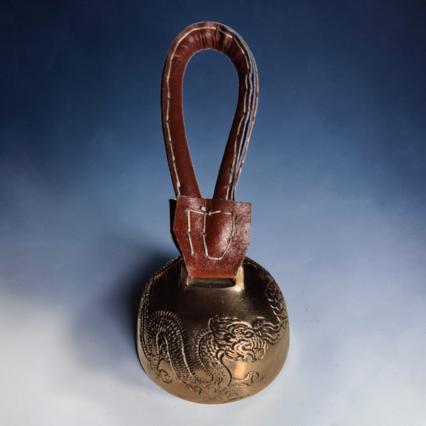 Cloche bouddhiste en bronze avec dragon gravé et anse en cuir, objet de méditation tibétaine