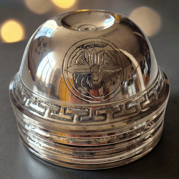Bol tibétain en métal gravé avec motif de lotus, objet de méditation bouddhiste