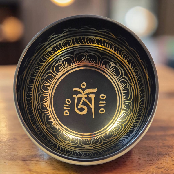 Bol tibétain noir avec symbole doré Om Mani Padme Hum, objet de méditation bouddhiste