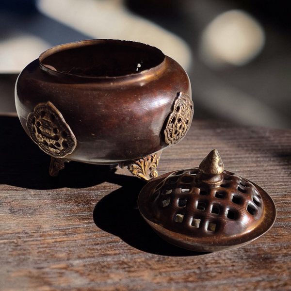 Brûle-encens tibétain en métal orné, objet de méditation bouddhiste et culture himalayenne