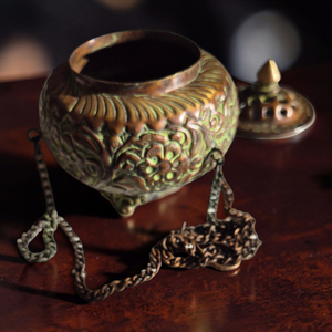 Encensoir bouddhiste tibétain en métal ciselé, orné de motifs floraux, pour la méditation et la culture himalayenne