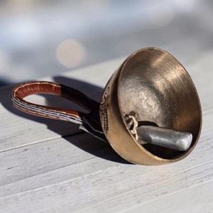 Cloche tibétaine en bronze avec anse en cuir, objet de méditation bouddhiste et culture himalayenne
