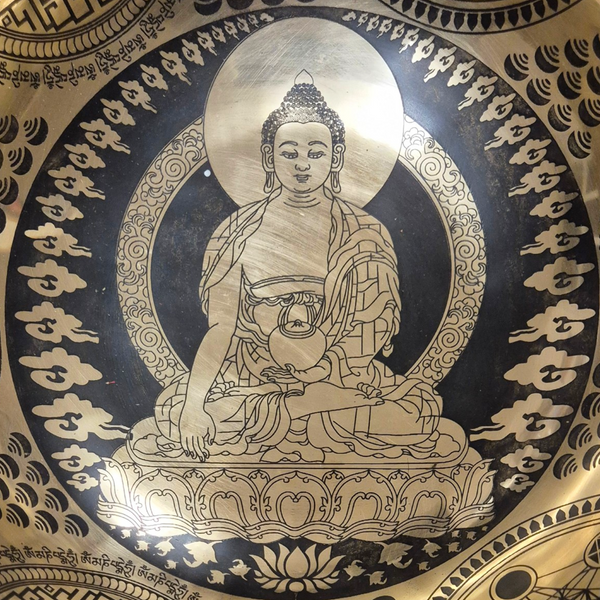 Bouddha gravé sur bol tibétain avec mantras, symboles bouddhistes et lotus, art sacré de l'Himalaya