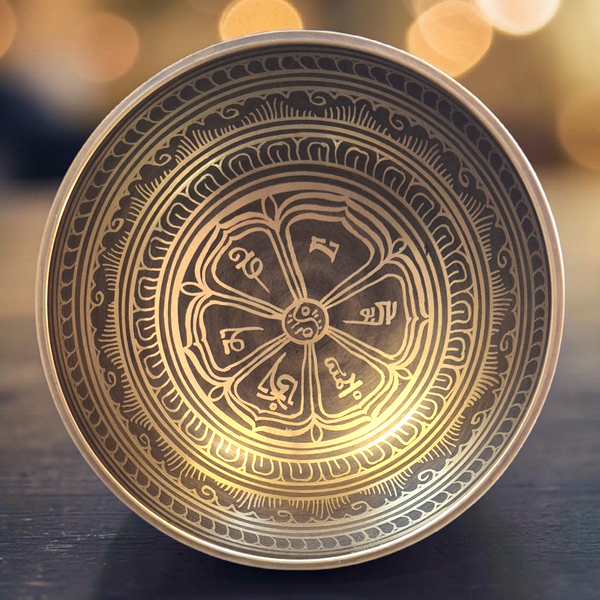 Bol tibétain gravé avec mantra Om Mani Padme Hum, objet de méditation bouddhiste