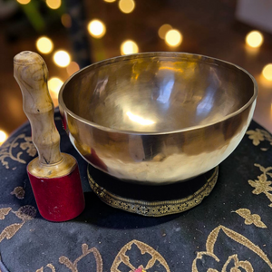 Bol tibétain en cuivre avec maillet en bois, pour méditation et bien-être, sur tissu brodé