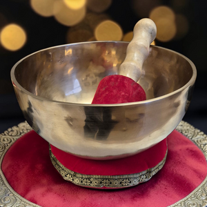 Bol tibétain en métal avec maillet et coussin rouge, objet de méditation bouddhiste