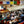 Conférence sur la méditation bouddhiste avec drapeaux tibétains et public attentif