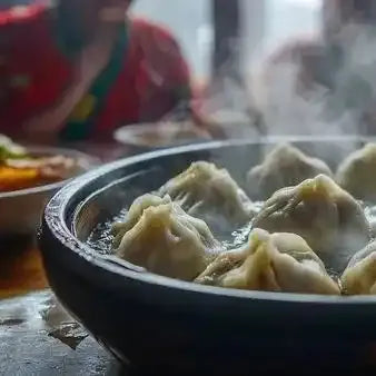 Momos tibétains vapeur, nourriture traditionnelle de l'Himalaya, cuisine bouddhiste